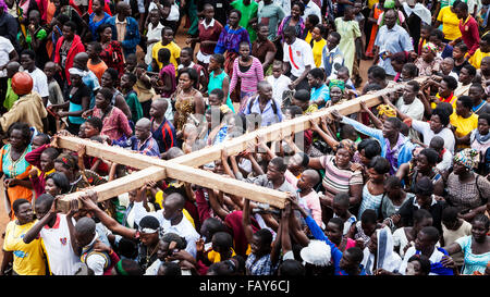 Tausende versammeln sich am Karfreitag zu Fuß durch die Straßen und das Geschenk des Gottes zu verkünden; Gulu, Uganda Stockfoto