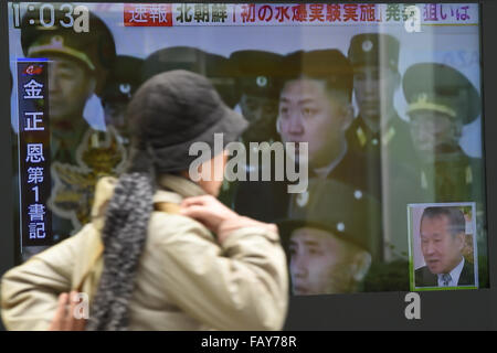 Tokio, Japan. 6. Januar 2015. Ein Bildschirm in der geschäftigen Yurakucho Geschäft Bezirk von Tokio, Japan zeigt die Nachricht, dass Nordkorea eine Wasserstoffbombe am 6. Januar 2016 getestet hat. Nordkoreanische Medien am Mittwochmorgen berichteten Behauptungen, dass Nordkorea eine Wasserstoffbombe um 10:00 Ortszeit erfolgreich zur Detonation gebracht hatte. Der Test wurde auch eine künstliche Erdbeben von Magniture 5.1 in der Nähe des angeblichen Test des Punggye-ri verbunden. Bildnachweis: Shingo Ito/AFLO/Alamy Live-Nachrichten Stockfoto