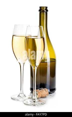 Zwei Gläser Champagner auf der braunen Flaschen Nahaufnahme isoliert auf weißem Hintergrund. Festlichen Stillleben. Stockfoto