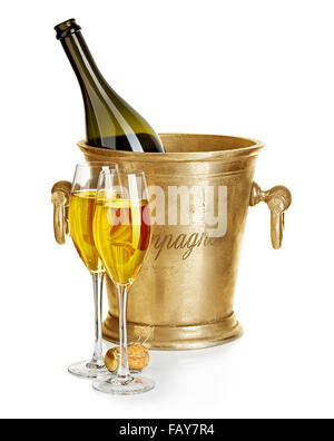 Sektflasche in goldenen Eiskübel mit Gläsern Champagner Nahaufnahme isoliert auf einem weißen Hintergrund. Festlichen Stillleben. Stockfoto