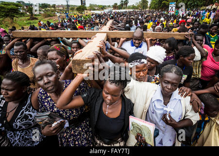 Tausende versammeln sich am Karfreitag zu Fuß durch die Straßen und das Geschenk des Gottes zu verkünden; Gulu, Uganda Stockfoto