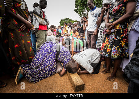 Tausende versammeln sich am Karfreitag zu Fuß durch die Straßen und das Geschenk des Gottes zu verkünden; Gulu, Uganda Stockfoto