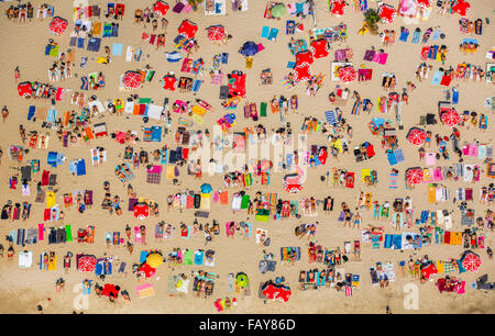 Sundown Beach, Badegäste auf Handtücher, heißesten Tag im Frühjahr 2015, Escher See, Wasser, rote Handtücher, rote Sonnenschirme Antenne anzeigen, Stockfoto