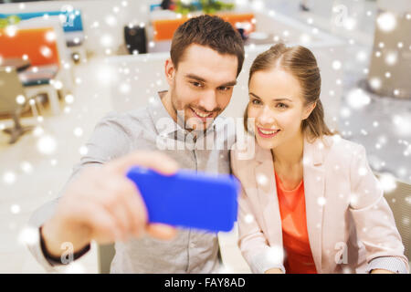 Brautpaar nehmen Selfie mit Smartphone im café Stockfoto