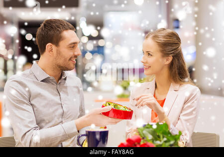 Brautpaar mit Geschenk und Blumen in der mall Stockfoto