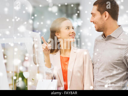 glückliches junges Paar mit Einkaufstüten in der mall Stockfoto