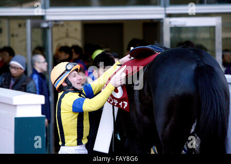 Hyogo, Japan. 26. Dezember 2015. Rosa Gigantea (Mirco Demuro) Pferderennen: Jockey Mirco Demuro feiert mit Rosa Gigantea nach dem Gewinn des Pokals Hanshin Hanshin Racecourse in Hyogo, Japan. © Eiichi Yamane/AFLO/Alamy Live-Nachrichten Stockfoto