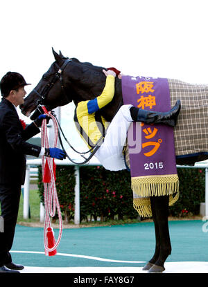 Hyogo, Japan. 26. Dezember 2015. Rosa Gigantea (Mirco Demuro) Pferderennen: Jockey Mirco Demuro feiert mit Rosa Gigantea nach dem Gewinn des Pokals Hanshin Hanshin Racecourse in Hyogo, Japan. © Eiichi Yamane/AFLO/Alamy Live-Nachrichten Stockfoto