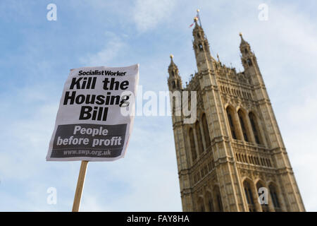 London, UK. 5. Januar 2016. Demonstranten aus verteidigen Rat Housing (DCH), Gruppen, Gehäuse trades Gewerkschaften und Klassenkampf Protest gegen die Housing Bill außerhalb der Houses of Parliament, Westminster, London. Mitglieder des Parlaments (MP) debattieren, das Gehäuse und die Planung Rechnung, die Bestimmungen zu Sozialwohnungen, Recht, kaufen, Makler, Gebühren, Planungs- und obligatorische Kauf Mieten macht. Demonstranten behaupten, dass die Housing Bill, wenn effektiv Sozialwohnungen enden wird. Stockfoto