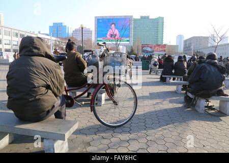 Pyongyang. 6. Januar 2016. Foto aufgenommen am 6. Januar 2016 zeigt Pyongyang Bürger sammeln vor einer großen Leinwand am Bahnhof Pjöngjang in Pjöngjang, der Hauptstadt der Demokratischen Volksrepublik Korea (DVRK), News-Bericht auf die Arbeit an der Wasserstoffbombe Test folgen. Demokratische Volksrepublik Korea (DVRK) teilte am Mittwoch, dass es seine erste Wasserstoffbombe Test erfolgreich durchgeführt hat. Bildnachweis: Lu Rui/Xinhua/Alamy Live-Nachrichten Stockfoto