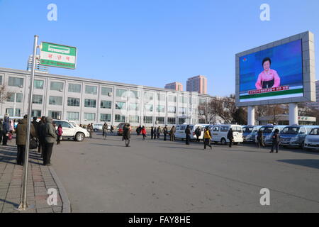 Pyongyang. 6. Januar 2016. Foto aufgenommen am 6. Januar 2016 zeigt Pyongyang Bürger sammeln vor einer großen Leinwand am Bahnhof Pjöngjang in Pjöngjang, der Hauptstadt der Demokratischen Volksrepublik Korea (DVRK), News-Bericht auf die Arbeit an der Wasserstoffbombe Test folgen. Demokratische Volksrepublik Korea (DVRK) teilte am Mittwoch, dass es seine erste Wasserstoffbombe Test erfolgreich durchgeführt hat. Bildnachweis: Lu Rui/Xinhua/Alamy Live-Nachrichten Stockfoto