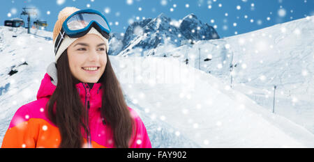 glückliche junge Frau in Skibrille über Berge Stockfoto