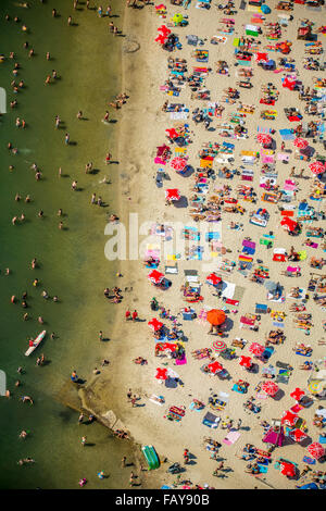 Sundown Beach, Badegäste auf Handtücher, heißesten Tag im Frühjahr 2015, Escher See, Wasser, rote Handtücher, rote Sonnenschirme Antenne anzeigen, Stockfoto