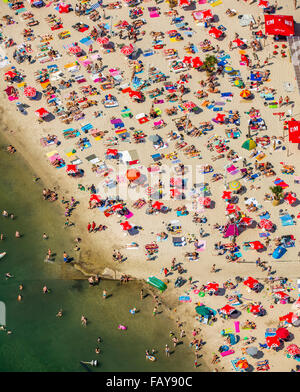 Sundown Beach, Badegäste auf Handtücher, heißesten Tag im Frühjahr 2015, Escher See, Wasser, rote Handtücher, rote Sonnenschirme Antenne anzeigen, Stockfoto