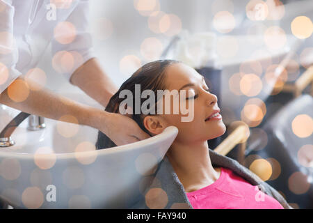 glückliche junge Frau im Friseursalon Stockfoto