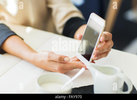 Nahaufnahme von Frauen mit Smartphone im restaurant Stockfoto