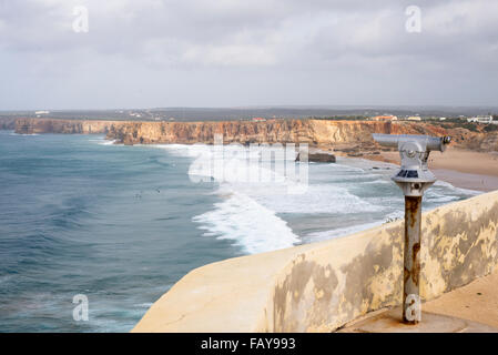 Blick hinunter auf Surfer, genommen von den Wänden des historischen 16thC Fortaleza im Winter Stockfoto