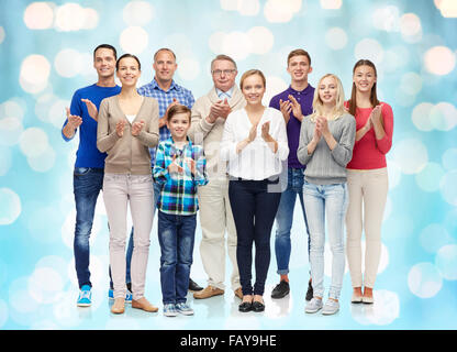 Gruppe von lächelnden Menschen applaudieren Stockfoto