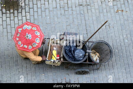 Blick auf Straße Reiniger von oben, Havanna, Kuba Stockfoto