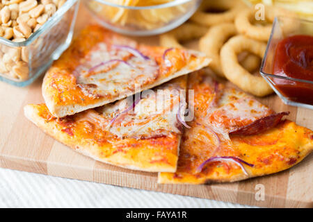 Nahaufnahme von Pizza und andere Snacks auf Holztisch Stockfoto