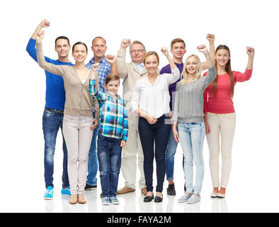 Gruppe von fröhlichen Menschen, die mit Fäusten Stockfoto