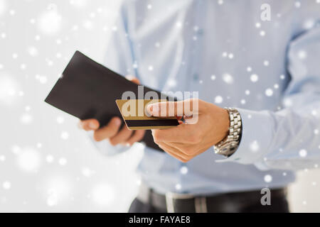 Nahaufnahme von Mann, Brieftasche und Kreditkarte Stockfoto