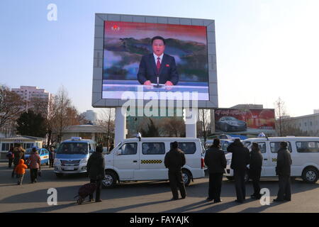 Pyongyang. 6. Januar 2016. Foto aufgenommen am 6. Januar 2016 zeigt Pyongyang Bürger sammeln vor einer großen Leinwand am Bahnhof Pjöngjang in Pjöngjang, der Hauptstadt der Demokratischen Volksrepublik Korea (DVRK), News-Bericht auf die Arbeit an der Wasserstoffbombe Test folgen. Demokratische Volksrepublik Korea (DVRK) teilte am Mittwoch, dass es seine erste Wasserstoffbombe Test erfolgreich durchgeführt hat. Bildnachweis: Lu Rui/Xinhua/Alamy Live-Nachrichten Stockfoto