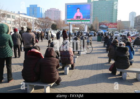 Pyongyang. 6. Januar 2016. Foto aufgenommen am 6. Januar 2016 zeigt Pyongyang Bürger sammeln vor einer großen Leinwand am Bahnhof Pjöngjang in Pjöngjang, der Hauptstadt der Demokratischen Volksrepublik Korea (DVRK), News-Bericht auf die Arbeit an der Wasserstoffbombe Test folgen. Demokratische Volksrepublik Korea (DVRK) teilte am Mittwoch, dass es seine erste Wasserstoffbombe Test erfolgreich durchgeführt hat. Bildnachweis: Lu Rui/Xinhua/Alamy Live-Nachrichten Stockfoto