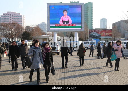 Pyongyang. 6. Januar 2016. Foto aufgenommen am 6. Januar 2016 zeigt Pyongyang Bürger sammeln vor einer großen Leinwand am Bahnhof Pjöngjang in Pjöngjang, der Hauptstadt der Demokratischen Volksrepublik Korea (DVRK), News-Bericht auf die Arbeit an der Wasserstoffbombe Test folgen. Demokratische Volksrepublik Korea (DVRK) teilte am Mittwoch, dass es seine erste Wasserstoffbombe Test erfolgreich durchgeführt hat. Bildnachweis: Lu Rui/Xinhua/Alamy Live-Nachrichten Stockfoto