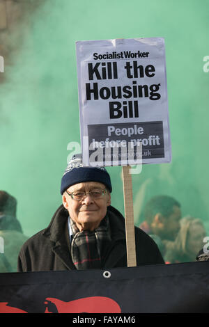 London, UK. 5. Januar 2016. Demonstranten aus verteidigen Rat Housing (DCH), Gruppen, Gehäuse trades Gewerkschaften und Klassenkampf Protest gegen die Housing Bill außerhalb der Houses of Parliament, Westminster, London. Mitglieder des Parlaments (MP) debattieren, das Gehäuse und die Planung Rechnung, die Bestimmungen zu Sozialwohnungen, Recht, kaufen, Makler, Gebühren, Planungs- und obligatorische Kauf Mieten macht. Demonstranten behaupten, dass die Housing Bill, wenn effektiv Sozialwohnungen enden wird. Stockfoto