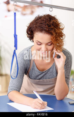 Weibliche Groomer telefonieren Stockfoto