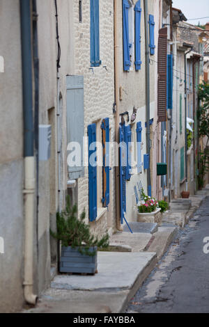 Alte Stein Gassen der kleinen Stadt der Provence, Frankreich. Vertikale erschossen Stockfoto