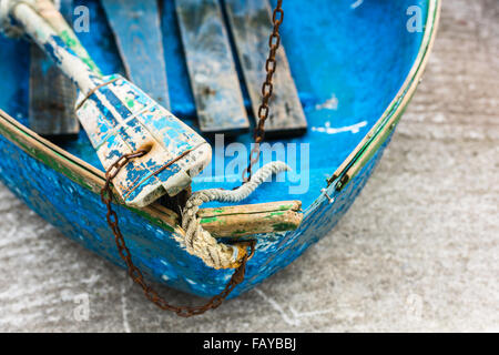 Alte blaue Holz shabby Angeln Boot Detail. Schuss mit einer selektiven Fokus Stockfoto