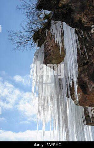 Vorhänge von Eiszapfen, Brecon Beacons National Park, Powys, South Wales, UK Stockfoto