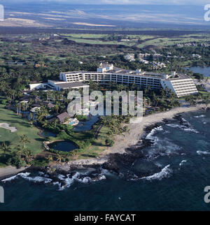Luftaufnahme des Mauna Lani Bay Hotel an der Kohala Küste von Big Island Hawaii geschossen aus dem Ozean auf der Suche im Landesinneren. Stockfoto