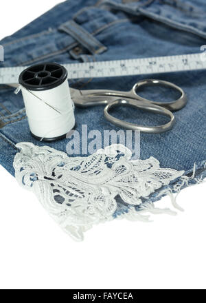 Jeans diy mit Spitze verziert isolierten auf weißen Hintergrund Stockfoto