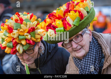 Niederlande, Amsterdam, Start Tulpe Saison. Dam-Platz. Tag der nationalen Tulpe. Zwei Damen mit Tulpe Hüte Stockfoto