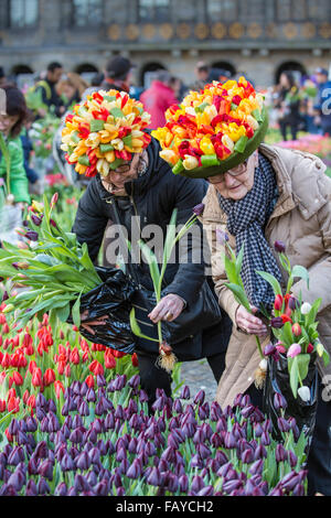 Niederlande, Amsterdam, Start Tulpe Saison. Dam-Platz. Tag der nationalen Tulpe. Zwei Damen mit Tulpe Hüte Stockfoto