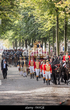 Niederlande "Den Haag" dritten Dienstag im September Sonntagsruhe Tour "Königin Maxima" und König Willem Alexander in goldene Kutsche. Stockfoto