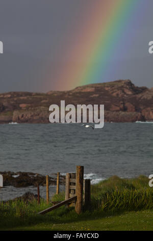 Regenbogen über Mull. Blick vom Hafen Romain, Iona über den Öresund. Inneren Hebriden.  Argyll und Bute, Westküste Schottlands. VEREINIGTES KÖNIGREICH. GB. Stockfoto