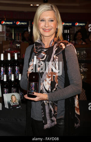 Olivia Newton John Wein und CD signing bei Flamingo Las Vegas Featuring: Olivia Newton-John Where: Las Vegas, Nevada, USA bei: 5. Dezember 2015 Stockfoto