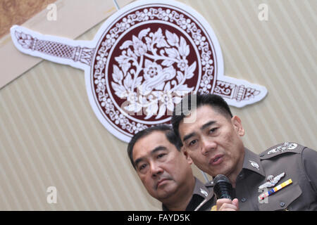 Bangkok, Thailand. 6. Januar 2016. Thai National Police chief Pol. Lt. Gen Chakthip Chaijinda (C) sprechen für Medien während Pressemitteilung verhaftet neun Personen ergriff 398.000 Methamphetamin Tabletten Eis ca. 3 kg. Feuergefecht Zylindernummer 10 von verdächtigen bewaffneten Gruppen, die deren Verhalten zu den Drogenhandel geführt. Bildnachweis: Vichan Poti/Pacific Press/Alamy Live-Nachrichten Stockfoto