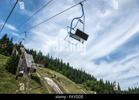 Skilift von Igman Olympic springt rief Malo Polje in Ilidža, Sarajevo, Bosnien und Herzegowina gebaut für die Olympischen Winterspiele 1984 Stockfoto