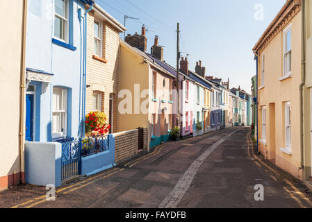 Mehrfarbige, terrassenförmig angelegten Häuser auf einer Straße in Appledore, Nord-Devon, UK Stockfoto