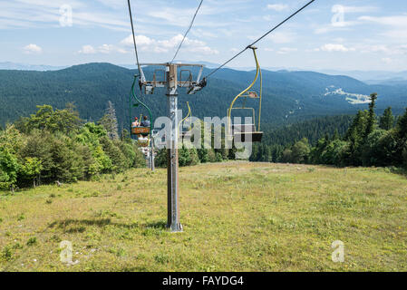 Skilift von Igman Olympic springt rief Malo Polje in Ilidža, Sarajevo, Bosnien und Herzegowina gebaut für die Olympischen Winterspiele 1984 Stockfoto