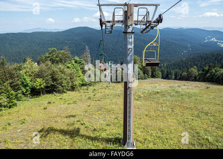 Skilift von Igman Olympic springt rief Malo Polje in Ilidža, Sarajevo, Bosnien und Herzegowina gebaut für die Olympischen Winterspiele 1984 Stockfoto