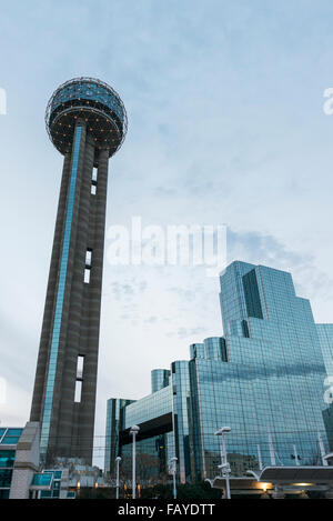 Hyatt Regency Dallas und Reunion Turm; Dallas, Texas, Vereinigte Staaten von Amerika Stockfoto