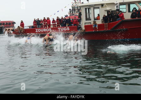 Thessaloniki, Griechenland, 6. Januar 2016. Schwimmer springen ins Meer, ein hölzernes Kreuz im Rahmen einer Feierstunde des Segens des Wassers Kennzeichnung am orthodoxen Dreikönigstag an der Küste von Thessaloniki, Nordgriechenland abzurufen. Nach griechisch-orthodoxen Religion Heilige drei Könige erinnert an die Taufe Jesu im Jordan. Bildnachweis: Orhan Zolak/Alamy Live-Nachrichten Stockfoto