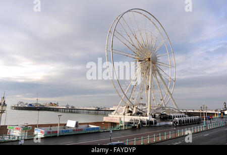 Brighton UK 6. Januar 2016 - Arbeiter skalieren das Brighton Rad direkt am Meer, Winter Wartungsarbeiten durchzuführen bereit für die neue Saison. Das Rad steht auf 45 Meter im Durchmesser und bietet Aussicht auf die Küste rund um Architektur und Sehenswürdigkeiten Credit: Simon Dack/Alamy Live News Stockfoto