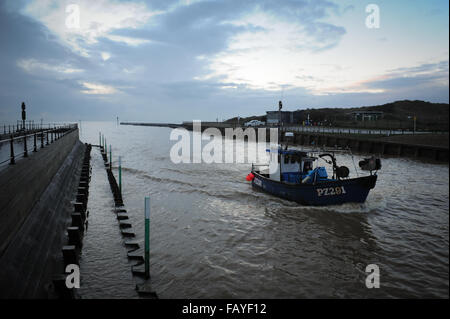 Ein Fischerboot kehrt zurück in den Hafen von Littlehampton im Meer Stadt Littlehampton, West Sussex, England. Stockfoto